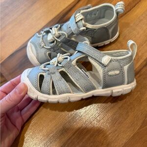 Keen waterproof shoe toddler size 10 silver camping, water, hiking, outdoor‎